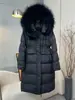 """País Nevado Romántico"" Modelo Nuevo 2026 Chaqueta Larga de Plumas Inspirada en Celebridades para Mujer, Estilo Socialité de Moda con Cuello de Piel de Mapache"