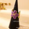 Un Exquisito Anillo con Diseño de Flor de Plumeria de Colores con Goteo de Aceite para Mujer para Uso Diario