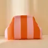 Nova bolsa de praia de venda quente transfronteiriça, bolsa nuvem, bolsa de crochê, bolsa listrada versátil e da moda para meninas, bolsa de maquiagem, bolsa fly-knit