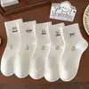 Nova coleção de outono: meias esportivas versáteis de cano médio, meias brancas da moda estilo coreano com estampas fofas de desenhos de gatos, transmitindo uma vibe jovem e feminina