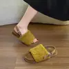 Sandalias retro de otoño nuevas de estilo coreano de una tira para mujer, zapatos planos casuales versátiles y modernos de punta abierta para exteriores con pelo para mujer