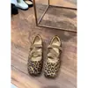 Sapatos femininos Mary Jane em pele de carneiro com estampa de leopardo retrô francesa, sapatilhas planas versáteis com tiras cruzadas e bico quadrado