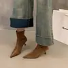 Botas de tornozelo femininas finas de camurça marrom com salto alto e bico fino 2026 novas outono e inverno com veludo interior botas de tornozelo francesas pequenas