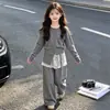Moderna colección 2026 de ropa para niñas estilo urbano: el popular conjunto de otoño de este año con un sofisticado cárdigan suéter de estilo coreano