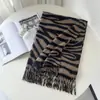 Lenço moderno com estampa de zebra, um lenço de alta qualidade em imitação de caxemira para outono e inverno, versátil e estiloso, atacado para mulheres