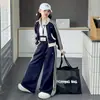 Conjunto Esportivo para Meninas Primavera e Outono 2026 Novo Estiloso Jaqueta de Baseball para Crianças Grandes Gola Alta Casual Roupas de Primavera Conjunto de Duas Peças