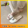 Elegantes y ultrasuaves sandalias planas blancas con estampado de cocodrilo para mujer, diseño de punta abierta primavera-verano 2026 con una pequeña hebilla dorada, modelo nuevo