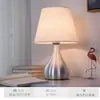 Lámpara de mesa decorativa creativa, cálida y romántica, para mesita de noche de dormitorio, hotel, casa de huéspedes, estilo nórdico simple y moderno, transfronteriza