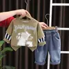 Traje Estiloso para Meninos de Primavera Novo Estiloso Moda Primavera e Outono para Bebês Traje Listrado com Manga e Letras para Bebês