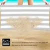 Toalha de praia dupla face em fleece, listrada verticalmente em cinza claro e branco, de estoque transfronteiriço, secagem rápida, resistente à areia, toalha de banho para natação, toalha de banho de praia para férias