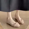 Primeiro Encontro Sapatos Femininos Rasos com Salto Baixo de Camurça Francesa Aumentadores de Altura Sazonais 2026 Novo Laço Estilo Doce para o Dia a Dia Sapatilhas
