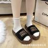 Marca de moda Ropa de abrigo Zapatos con suela gruesa de pelo para mujer 2024 Nuevas llegadas Letra Felpa corta artificial Pantuflas de felpa para usar en casa en Otoño e Invierno
