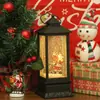 Uma Variedade de Lampiões a Óleo Iluminados de Natal com Música, Lampiões de Vento, Decorações de Natal e Presentes de Natal