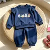 Dulce Conjunto de Dos Piezas con Mangas de Mosca de Dibujos Animados y Cuello Redondo para Niñas Pequeñas, Popular Conjunto Casual de Pantalones de Chándal para Exportación Primavera/Otoño