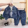 Conjunto de Três Peças Jeans para Meninos Primavera e Outono Conjunto de Jaqueta e Calça Estampados Estilo Coreano Roupas Modernas e Estilosas para Bebês