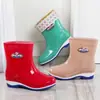 Botas de lluvia de media pantorrilla para mujer, impermeables y antideslizantes, zapatos de agua de caña corta, botas de lluvia para adultos, zapatos de trabajo de moda para mujer, zapatos impermeables