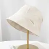 Insignia Pequeña de Metal Estilo Coreano Sombrero de Pescador para Mujer Otoño Invierno Versátil Ala Ancha Ajustable Resistente al Viento Sombrero de Cubo Sombrero de Cara Lisa