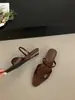 Sandalias Chuyuji de estilo retro francés con punta abierta y tacón bajo para mujer, nuevo diseño versátil de una sola tira para el verano 2026