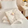 Manta de Verano de Gasa Arrugada 100% Algodón Grado Materno e Infantil Clase A Cubierta de Cama Bordada Estilo Manta de Verano Juego de Cuatro Piezas Manta de Verano para Aire Acondicionado