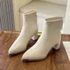 Producción en línea de montaje de nuevas botas de otoño e invierno, suaves y cómodas