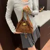 Moda transfronteriza, lujo ligero, bolso cubo de cadena con patrón de diamantes, bolso de mujer, nuevo estilo 2025, gran capacidad, adecuado para el trabajo, se puede llevar debajo del brazo o como bolso de hombro