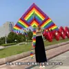 Pipa Triangular Arco-Íris Weifang com Caudas Múltiplas Coloridas para Crianças e Adultos, Fácil de Voar com Brisa Leve, Atacado