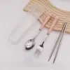 Venta al por mayor de fábrica creativa de dibujos animados para niños juego de cubiertos de tres piezas de acero inoxidable tenedor cuchillo cuchara juego de cubiertos portátil
