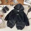 Conjunto de moletom com capuz e mangas compridas listrado casual de outono estilo coreano, caimento solto, disponível para meninos e meninas, atacado