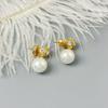 Suministro de fábrica temperamento simple viajero flash ojos aretes de perlas grandes diseño nicho aretes exquisitos para mujer en stock venta al por mayor