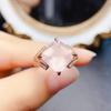 Anillo de Cristal Rosa Natural Popular al por Mayor de Fábrica con Incrustación de Plata S925 Piedra Principal 10*10 Venta Directa de Fábrica de Joyería