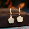 Te envío unos pequeños pendientes de botón con incrustaciones de flor dorada y jade blanco Tian, diseño simple y de moda, pendientes de botón para mujer, pendientes