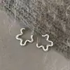 Aretes negros de lunares estilo coreano, con diseños de moño y florales, aretes de aro en forma de C, un estilo fresco y simple, disponibles en múltiples diseños