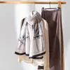 Bufanda Modelo Nuevo 2026 100% Poliéster para Mujer, Bufanda Delgada de Seda para Primavera y Otoño, Bufanda de Moda de Seda Artificial para Mamá en Caja de Regalo de Verano