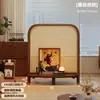 Biombo vintage de madera maciza cuidadosamente seleccionado para la sala de estar, con tejido de ratán como división para la entrada, diseñado para cubrir la puerta directamente frente a la entrada, y un nuevo estante de almacenamiento de estilo retro