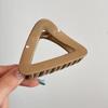 Milk Tea Simple Triangle Grab Clip Mulheres 2024 Novo Grampo de Cabelo High-end Back Head Hair Clip Shark Acessórios para o cabelo