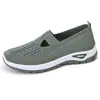 Sapatos Femininos Verão Transfronteiriços Tamanho Grande Respiráveis Sapatos de Pano Velho Pequim Confortáveis Leves Casuais Sapatos para Mães de Meia-Idade e Idosas Atacado
