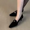 Sapatos de Salto Baixo Quadrados Retrô de Corte Baixo para Mulheres Estilo Francês Levemente Maduro Salto Agulha Elegante para o Trabalho Temperamento Alto Salto Alto Mulheres