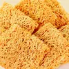 Fideos Instantáneos Rokudaimachi Sabor Picante 52g Clásico de la Infancia Fideos Crujientes Halal Snack Nostálgico para la Generación de los 80 y 90