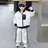 Conjunto de cárdigan con tirador de letra para niño Primavera y Otoño 2026 Nuevo estilo de Otoño Conjunto Deportivo de Dos Piezas para Bebé y Niño Pequeño Ropa Infantil