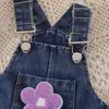 Conjunto de camiseta morada sin mangas para niña de verano con bordado de flor de toalla y shorts de peto de mezclilla, un atuendo de dos piezas para niñas pequeñas