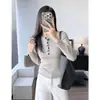 Suéter de punto trenzado con detalles de botones, hecho de una mezcla suave y transpirable de lana merino, estiliza y es versátil, perfecto para la nueva temporada de otoño, P0914Z