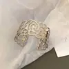 Novo bracelete estilo metal europeu e americano para indústria pesada, bracelete requintado de temperamento de luxo leve, borda larga, joia de personalidade de alto senso, atacado