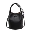 Bolso de mano tipo cubo con patrón de lichi de alto valor estético para mujer, Bolso bandolera de cuero suave, Nuevo de moda Verano 2026