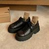 Estilo Celebridade da Internet Outono e Inverno Novos Sapatos de Couro com Solado Grosso para Mulheres, Mocassins de Alto Padrão Estilo Britânico para Mulheres Baixas para Aumentar a Altura