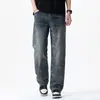 Maple House Roupas Masculinas / Coleção Nova Primavera 2026: Jeans casual, versátil, de perna reta com estampa de estrelas, caimento levemente solto, calça longa