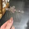 Peine para el cabello con flores de pedrería plateada estilo coreano para mujer, nuevo modelo 2026, accesorio para el costado del cabello de alta gama con un sentido de elegancia