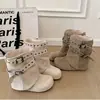 Botas Versáteis para Camadas com Solado Grosso e Fivela de Couro 2026 Novo Retro Emagrecedor Bico Redondo Combinam Bem com Saias Botas de Cano Curto Birkenstock Versáteis