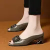 Sandalias cuadradas con hebilla de strass de boca de pez para mujer, nuevo modelo de verano 2026, mules sin cordones de tacón grueso y punta abierta para uso en exteriores