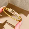 Pulseira de Fecho Retangular Vazado com Zircônia Super Brilhante, Design Vintage de Nicho, Joia Feminina de Luxo Leve de Alta Qualidade