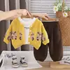 Conjunto de Ropa de Otoño para Niños 2026 Nuevo Conjunto de Tres Piezas con Sudadera y Chaqueta de Manga Larga para Primavera y Otoño Ropa Elegante para Bebés